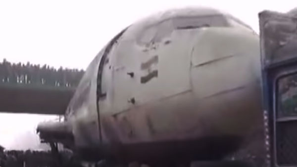 மேம்பாலத்தின்கீழ் சிக்கிய மிகப்பெரிய விமானம்.. எப்படி வெளியேற்றினார்கள் தெரியுமா..? வீடியோ..!