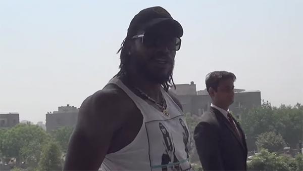 போலீசாரால் சின்னாபின்னமாகி வரும் கோஹ்லியின் சொகுசு கார்... நடந்தது தெரிந்தால் அதிர்ச்சியடைவீர்கள்...