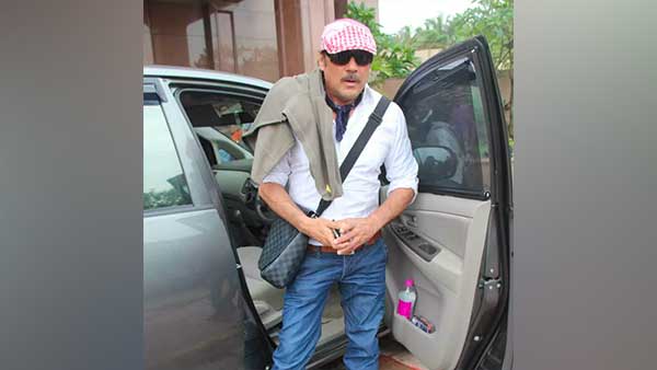 புல்லட் புரூஃப் காரை ஒதுக்கி வைத்து விட்டு சாதாரண காரை பயன்படுத்தும் அமிர்கான்... ஓ அப்படியா விஷயம்!