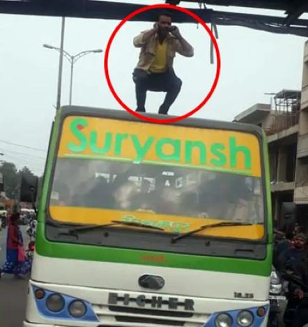 பேருந்தின் மீது தோப்புக்கரணம் போட்ட ஓட்டுநர்... விநோத தண்டனையை வழங்கிய ஊர் மக்கள்... வைரல் வீடியோ..?