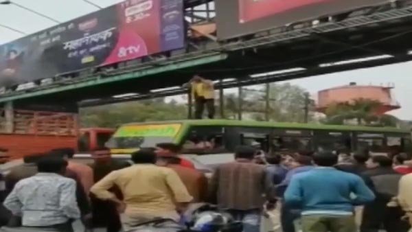 பேருந்தின் மீது தோப்புக்கரணம் போட்ட ஓட்டுநர்... விநோத தண்டனையை வழங்கிய ஊர் மக்கள்... வைரல் வீடியோ..?