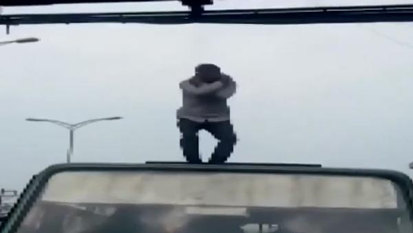 பேருந்தின் மீது தோப்புக்கரணம் போட்ட ஓட்டுநர்... விநோத தண்டனையை வழங்கிய ஊர் மக்கள்... வைரல் வீடியோ..?