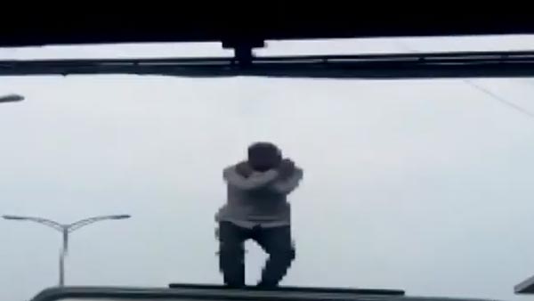 பேருந்தின் மீது தோப்புக்கரணம் போட்ட ஓட்டுநர்... விநோத தண்டனையை வழங்கிய ஊர் மக்கள்... வைரல் வீடியோ..?