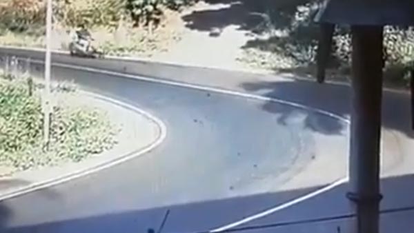 கார் வளைவில் திரும்பும்போது திறந்து கொண்ட டோர்... கீழே விழுந்த குழந்தை உயிர் தப்பிய அதிசயம்! வீடியோ