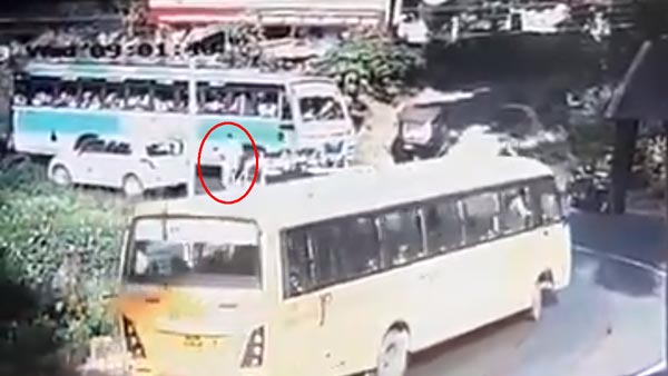 கார் வளைவில் திரும்பும்போது திறந்து கொண்ட டோர்... கீழே விழுந்த குழந்தை உயிர் தப்பிய அதிசயம்! வீடியோ