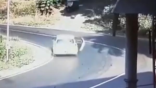 கார் வளைவில் திரும்பும்போது திறந்து கொண்ட டோர்... கீழே விழுந்த குழந்தை உயிர் தப்பிய அதிசயம்! வீடியோ