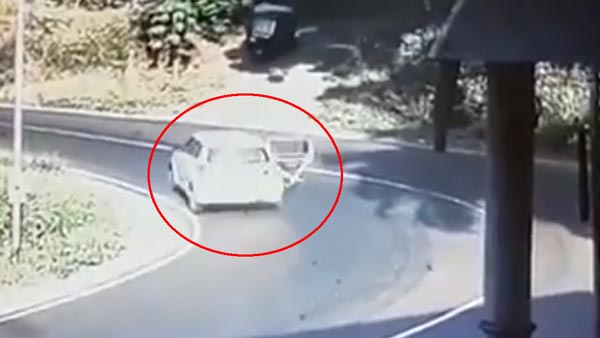 கார் வளைவில் திரும்பும்போது திறந்து கொண்ட டோர்... கீழே விழுந்த குழந்தை உயிர் தப்பிய அதிசயம்! வீடியோ