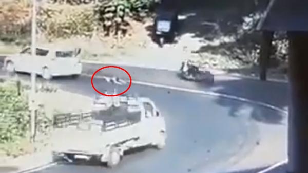 கார் வளைவில் திரும்பும்போது திறந்து கொண்ட டோர்... கீழே விழுந்த குழந்தை உயிர் தப்பிய அதிசயம்! வீடியோ