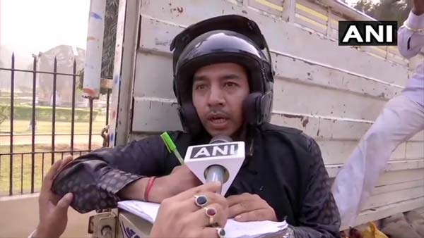 அடக்கடவுளே... ஹெல்மெட் அணிந்து கொண்டு வெங்காயம் விற்பனை செய்த ஊழியர்கள்... ஏன் தெரியுமா?