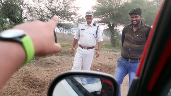 இளைஞர் ஓட்டி வந்த காரை பார்த்து ஆச்சரியத்தில் திக்கு முக்காடி போன போலீஸ் அதிகாரி... ஏன் தெரியுமா?