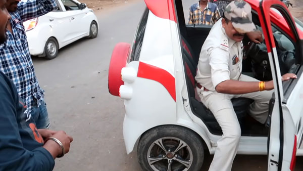 இளைஞர் ஓட்டி வந்த காரை பார்த்து ஆச்சரியத்தில் திக்கு முக்காடி போன போலீஸ் அதிகாரி... ஏன் தெரியுமா?