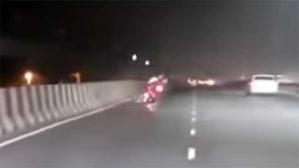 போதையில் டிரிபிள் ரைடு சென்ற இளைஞர்கள்... திடீரென மாயமாகிய அதிர்ச்சி.. வைரல் வீடியோ..!