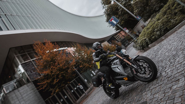 ஒரு முறை சார்ஜ் செய்தால் 400 கிமீ பயணம்... இந்தியாவை புரட்டி போட வருகிறது புதிய எலெக்ட்ரிக் பைக்... ஒரு முறை சார்ஜ் செய்தால் 400 கிமீ பயணம்... இந்தியாவை புரட்டி போட வருகிறது புதிய எலெக்ட்ரிக் பைக்...