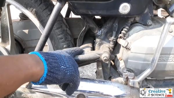 பெட்ரோல் பைக்கை ஹைப்ரிட் ஆக மாற்றிய இளைஞர்... மைலேஜ், சிறப்பம்சங்களை கேட்டு வாயை பிளக்க கூடாது!!