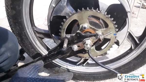 பெட்ரோல் பைக்கை ஹைப்ரிட் ஆக மாற்றிய இளைஞர்... மைலேஜ், சிறப்பம்சங்களை கேட்டு வாயை பிளக்க கூடாது!!