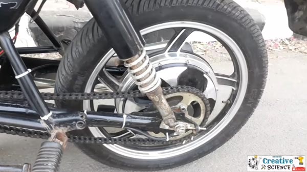 பெட்ரோல் பைக்கை ஹைப்ரிட் ஆக மாற்றிய இளைஞர்... மைலேஜ், சிறப்பம்சங்களை கேட்டு வாயை பிளக்க கூடாது!!