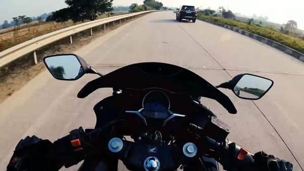 நடுநடுங்க வைக்கும் வீடியோ... நெடுஞ்சாலையில் பந்தயத்தில் ஈடுபட்ட கார்-பைக்... எவ்வளவு வேகம் தெரியுமா?