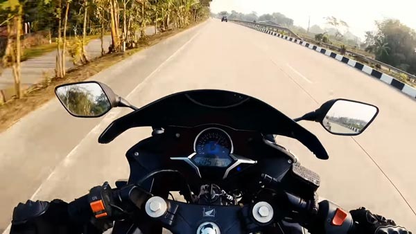 நடுநடுங்க வைக்கும் வீடியோ... நெடுஞ்சாலையில் பந்தயத்தில் ஈடுபட்ட கார்-பைக்... எவ்வளவு வேகம் தெரியுமா?