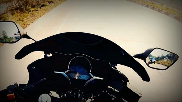 நடுநடுங்க வைக்கும் வீடியோ... நெடுஞ்சாலையில் பந்தயத்தில் ஈடுபட்ட கார்-பைக்... எவ்வளவு வேகம் தெரியுமா?