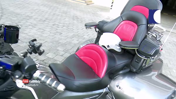 சும்மா கத விடாதீங்க பாஸ்.. இந்த பைக் விலை 62 லட்சமா..? லக்சூரி க்ரூஸர் இறக்குமதி செய்யப்பட்ட கதை!