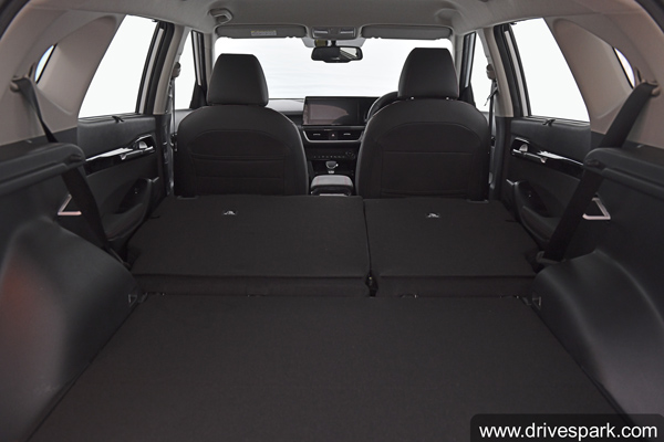 டீலர்ஷிப் கட்டிடத்தின் முதல் மாடியில் இருந்து விழுந்து நொறுங்கிய கியா செல்டோஸ்... டீலர்ஷிப் கட்டிடத்தின் முதல் மாடியில் இருந்து விழுந்து நொறுங்கிய கியா செல்டோஸ்...