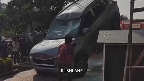 டீலர்ஷிப் கட்டிடத்தின் முதல் மாடியில் இருந்து விழுந்து நொறுங்கிய கியா செல்டோஸ்... டீலர்ஷிப் கட்டிடத்தின் முதல் மாடியில் இருந்து விழுந்து நொறுங்கிய கியா செல்டோஸ்...