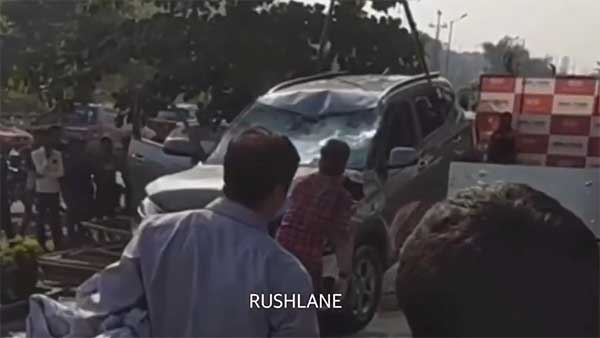 டீலர்ஷிப் கட்டிடத்தின் முதல் மாடியில் இருந்து விழுந்து நொறுங்கிய கியா செல்டோஸ்... டீலர்ஷிப் கட்டிடத்தின் முதல் மாடியில் இருந்து விழுந்து நொறுங்கிய கியா செல்டோஸ்...