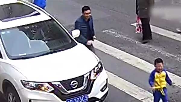 ச்சோ ஸ்வீட்... காருடன் சண்டை போட்ட சுட்டி பையன்... ஏன் தெரியுமா? மனதை நெகிழ வைக்கும் வீடியோ...