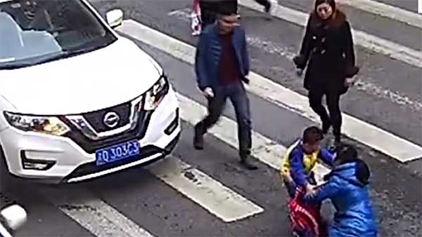 ச்சோ ஸ்வீட்... காருடன் சண்டை போட்ட சுட்டி பையன்... ஏன் தெரியுமா? மனதை நெகிழ வைக்கும் வீடியோ...