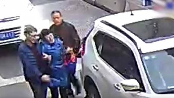 ச்சோ ஸ்வீட்... காருடன் சண்டை போட்ட சுட்டி பையன்... ஏன் தெரியுமா? மனதை நெகிழ வைக்கும் வீடியோ...