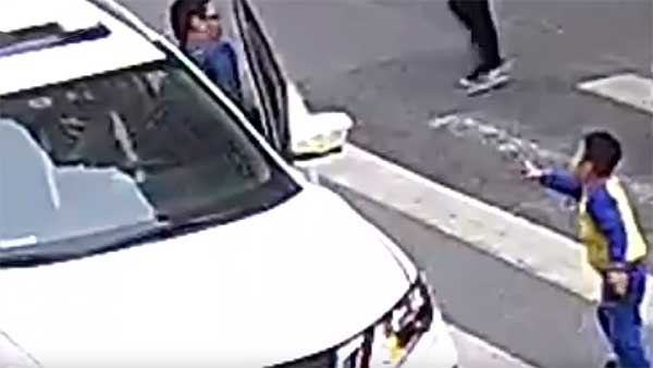 ச்சோ ஸ்வீட்... காருடன் சண்டை போட்ட சுட்டி பையன்... ஏன் தெரியுமா? மனதை நெகிழ வைக்கும் வீடியோ...