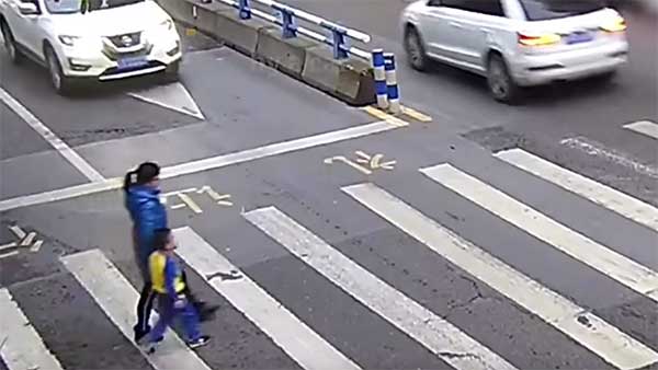 ச்சோ ஸ்வீட்... காருடன் சண்டை போட்ட சுட்டி பையன்... ஏன் தெரியுமா? மனதை நெகிழ வைக்கும் வீடியோ...