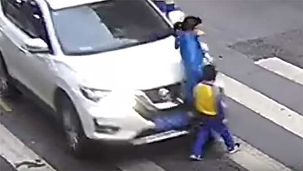 ச்சோ ஸ்வீட்... காருடன் சண்டை போட்ட சுட்டி பையன்... ஏன் தெரியுமா? மனதை நெகிழ வைக்கும் வீடியோ...