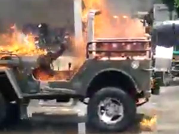 சொந்த செலவில் சூன்யம்: டிக் டாக் வீடியோவுக்காக பல லட்சம் மதிப்புள்ள ஜீப்பை நடுரோட்டில் எரித்த இளைஞர் சொந்த செலவில் சூன்யம்: டிக் டாக் வீடியோவுக்காக பல லட்சம் மதிப்புள்ள ஜீப்பை நடுரோட்டில் எரித்த இளைஞர்