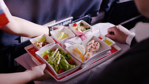 வானில் 2 விமானங்கள் சந்தித்து கொண்டால் பைலட்கள் என்ன செய்வார்கள் தெரியுமா? யாருக்கும் தெரியாத உண்மை