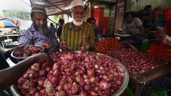 அடக்கடவுளே... ஹெல்மெட் அணிந்து கொண்டு வெங்காயம் விற்பனை செய்த ஊழியர்கள்... ஏன் தெரியுமா?