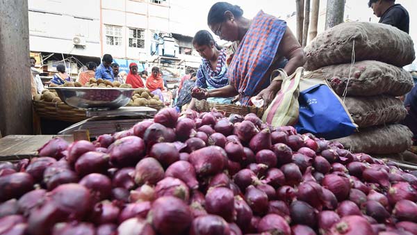 அடக்கடவுளே... ஹெல்மெட் அணிந்து கொண்டு வெங்காயம் விற்பனை செய்த ஊழியர்கள்... ஏன் தெரியுமா?