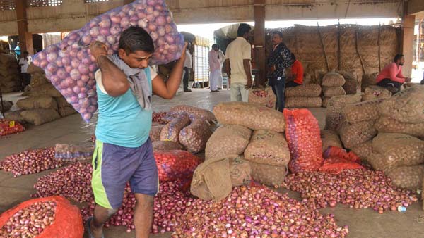 அடக்கடவுளே... ஹெல்மெட் அணிந்து கொண்டு வெங்காயம் விற்பனை செய்த ஊழியர்கள்... ஏன் தெரியுமா?
