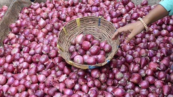 அடக்கடவுளே... ஹெல்மெட் அணிந்து கொண்டு வெங்காயம் விற்பனை செய்த ஊழியர்கள்... ஏன் தெரியுமா?