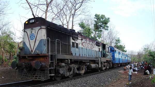 ரயில் வந்த நேரத்தில் தண்டவாளத்தில் சிக்கி கொண்ட கார்... நெஞ்சை உறைய வைக்கும் அதிர்ச்சி வீடியோ...