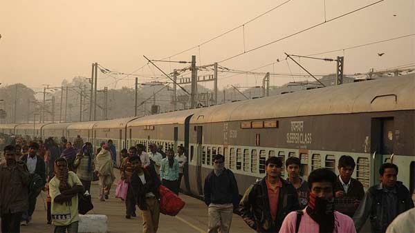 ரயில் வந்த நேரத்தில் தண்டவாளத்தில் சிக்கி கொண்ட கார்... நெஞ்சை உறைய வைக்கும் அதிர்ச்சி வீடியோ...