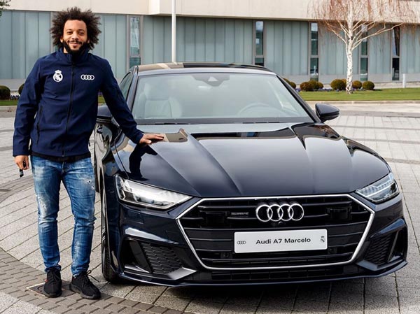 கிறிஸ்துமஸ் சம்பிரதாயம்... பல லட்சம் மதிப்புள்ள சொகுசு கார்கள் பரிசு... பிடித்ததை எடுத்து கொள்ளலாம்