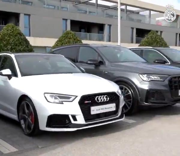 கிறிஸ்துமஸ் சம்பிரதாயம்... பல லட்சம் மதிப்புள்ள சொகுசு கார்கள் பரிசு... பிடித்ததை எடுத்து கொள்ளலாம்