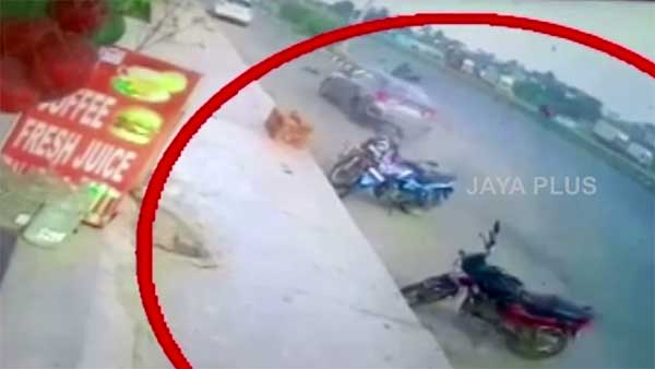 டூவீலர் மீது கார் மோதியதில் தூக்கி வீசப்பட்ட சேல்ஸ்மேன்... அந்தரத்தில் பறந்து சென்ற அதிர்ச்சி வீடியோ