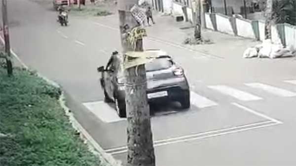 சாலையை கடக்க முயன்ற சிறுமி.. காற்றில் தூக்கி வீசிய அதிவேகமாக வந்த கார்... பதைபதைக்க வைக்கும் அதிர்ச்சி வீடியோ..!