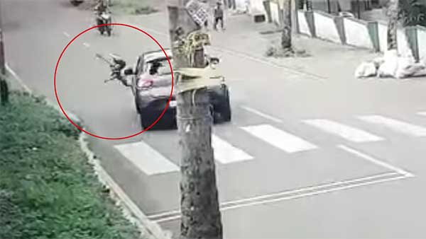 சாலையை கடக்க முயன்ற சிறுமி.. காற்றில் தூக்கி வீசிய அதிவேகமாக வந்த கார்... பதைபதைக்க வைக்கும் அதிர்ச்சி வீடியோ..!