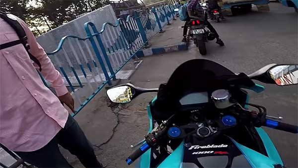 சிட்டாக பறந்த சூப்பர் பைக்... பொறி வைத்து பிடித்த போலீஸ்... இருசக்கர வாகன ஓட்டி சிக்கியதன் பின்னணி...!