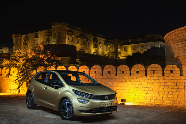 புதிய டாடா அல்ட்ராஸ் காரின் வேரியண்ட் வாரியாக வசதிகள் விபரம்