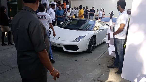 டீ பாய் வேலை செய்தவர் இன்று பெரும் செல்வந்தர்... சொகுசு கார்களுடன் செம வாழ்க்கை... எப்படி தெரியுமா?