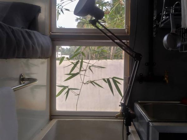 சகல வசதிகள் கொண்ட அடுக்குமாடி சொகுசு வீடாக மாறிய பஜாஜ் ஆட்டோ... தமிழக இளைஞரின் அசத்தலான ஒர்கவுட்..!